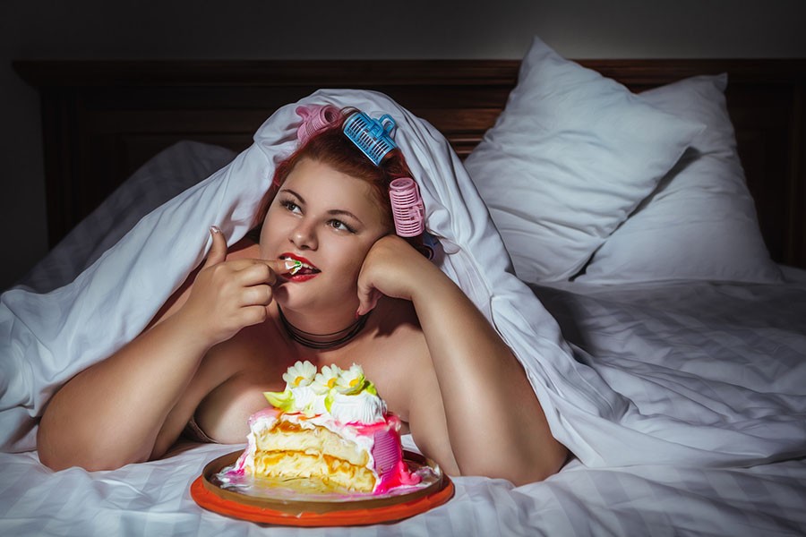 Толстушка ест торт в постели
