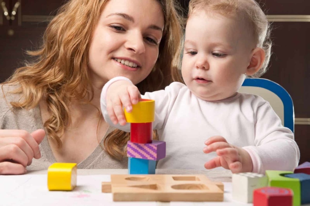 Раннее развитие мама и ребенок строит башню