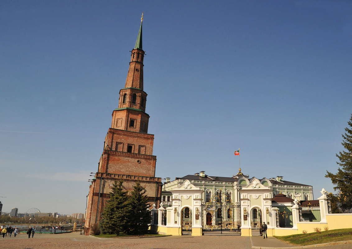 падающая башня Сююмбике в Казани