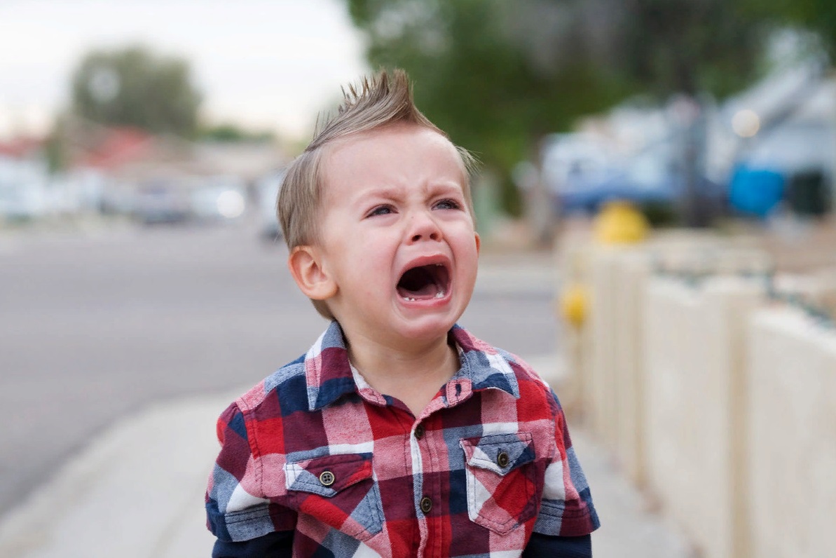Мальчик в рубашке плачет на улице фото