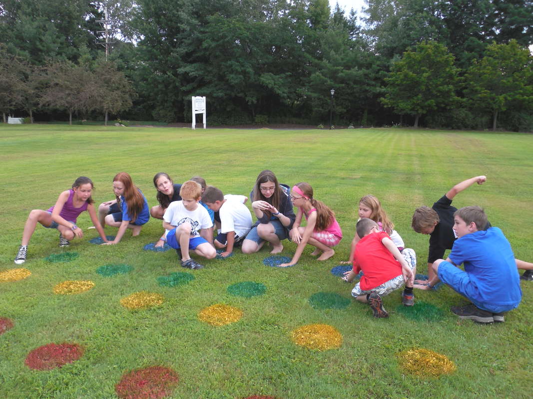 Твистер на траве дети играют
