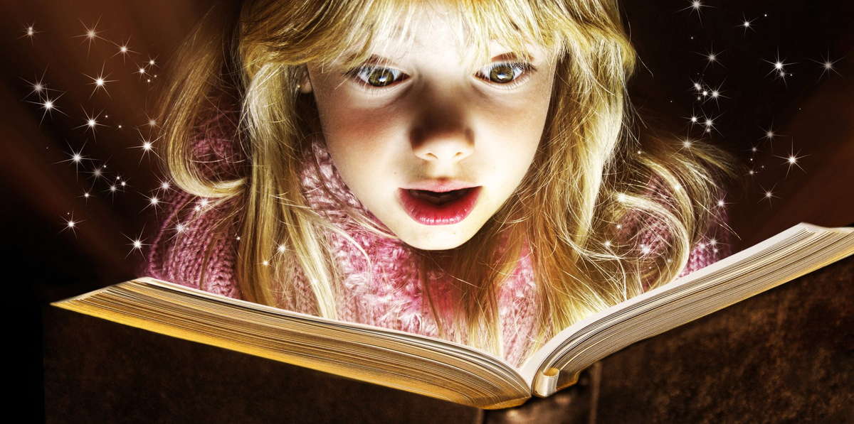 Девочка читает сказку в книге