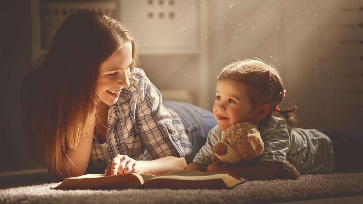 Мама читает дочке сказку