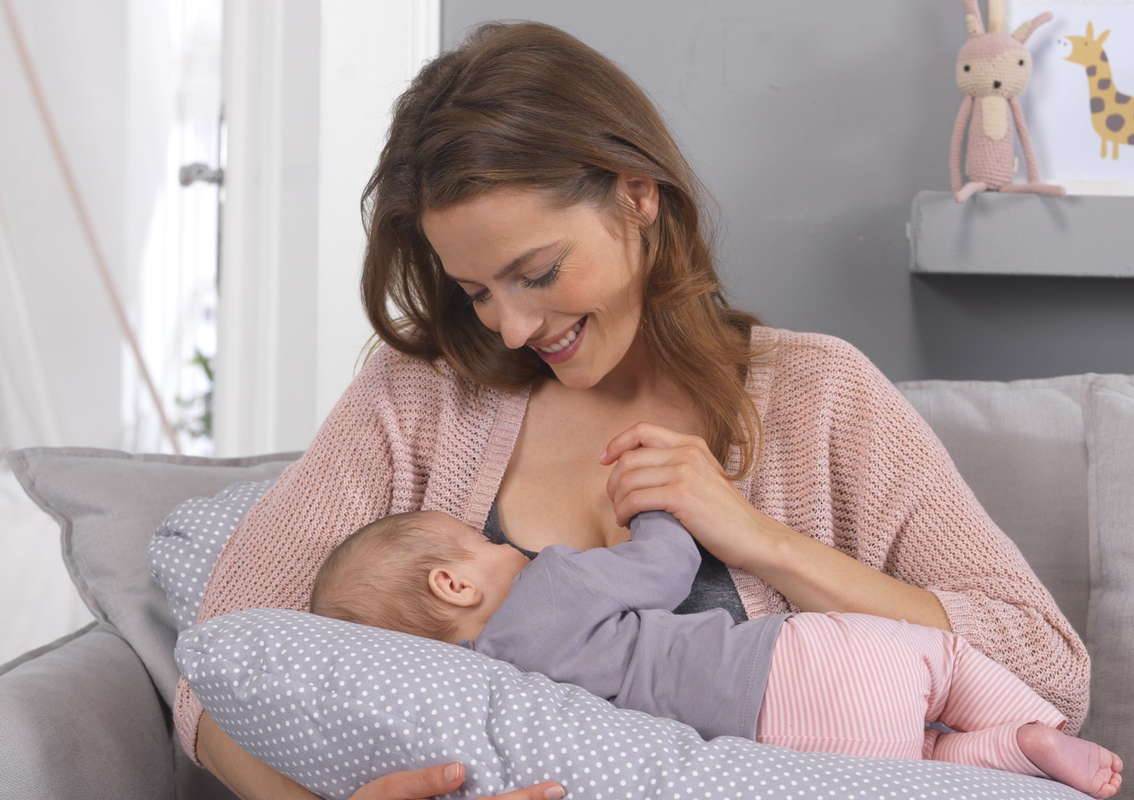 мама кормит ребенка грудью на подушке