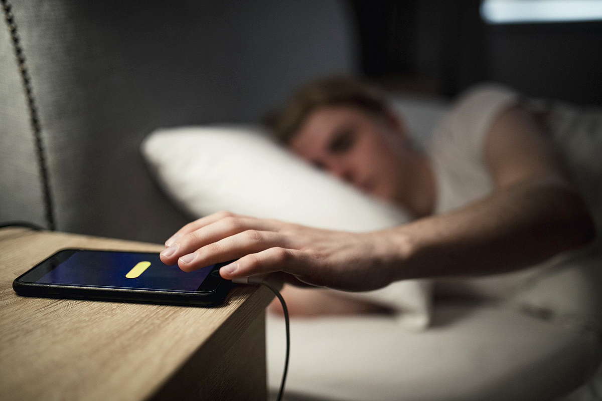 телефон рядом во время сна